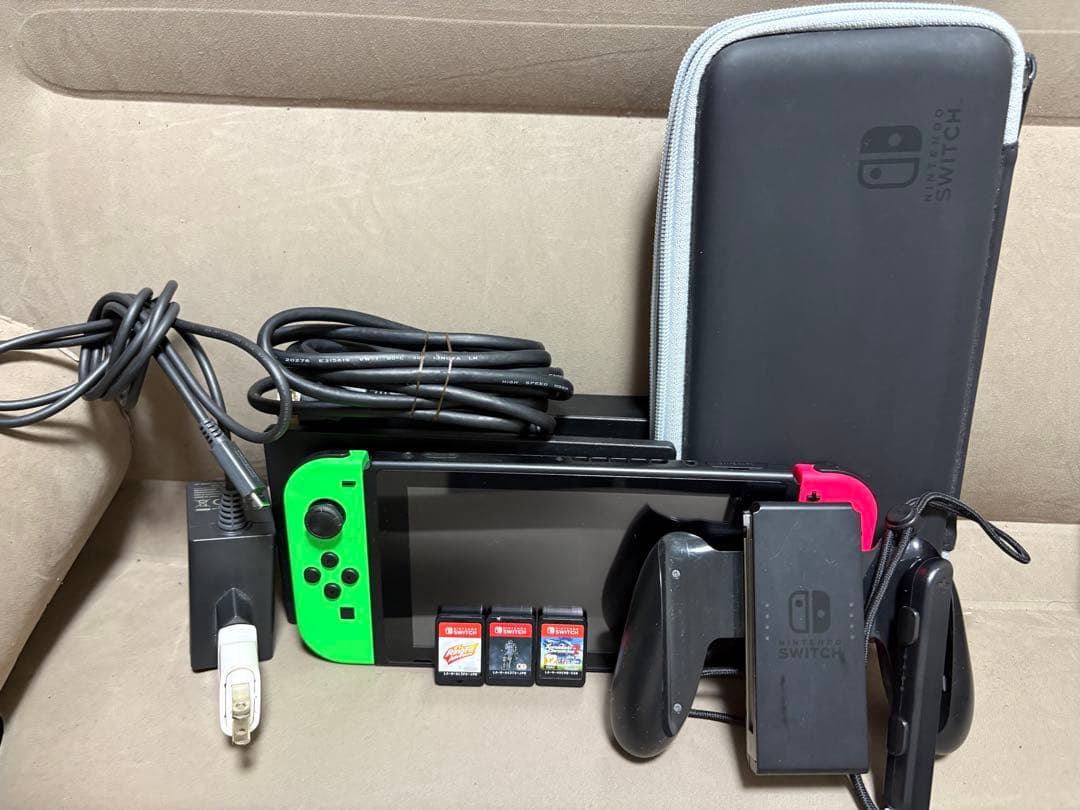 Nintendo switch 外装無し・付属品込み・ケース、ソフト４本付