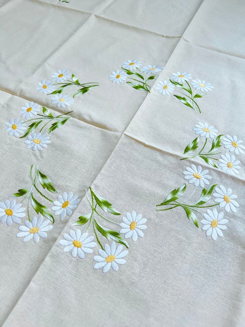 Fabris Giuliana イタリア製　円形テーブルクロス デイジー刺繍