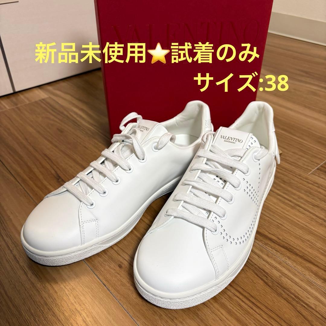 ヴァレンティノ ガラヴァーニ レザー パンチング ロゴ スニーカー