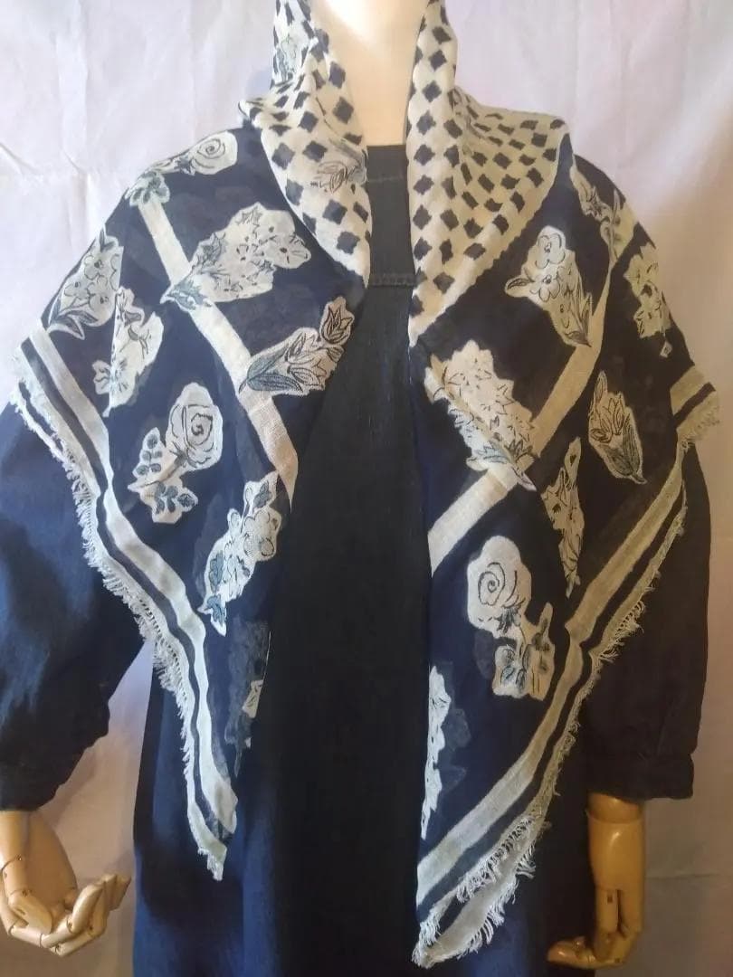 ゆ*え様 【新品】45R ネイビー色花柄スカーフ　日本製　HANDPRINTED