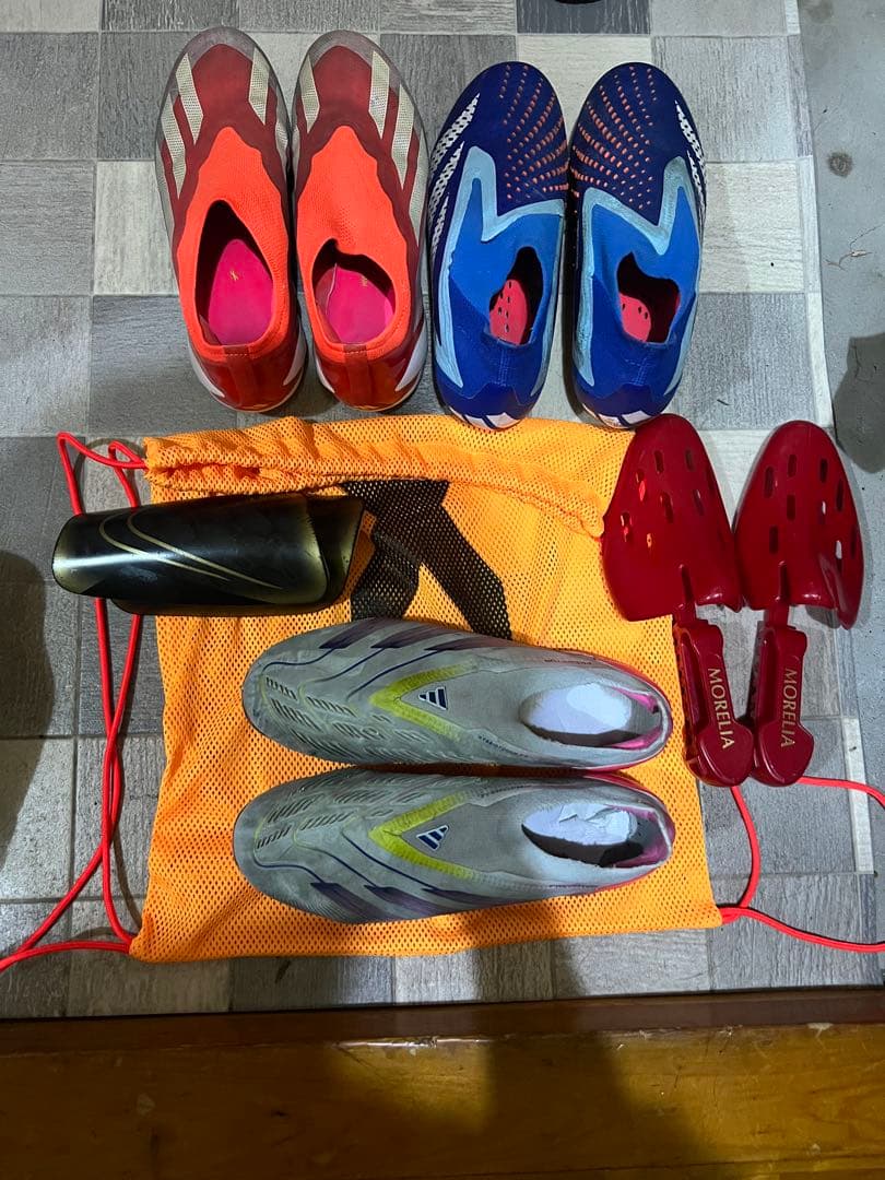 アディダスサッカースパイク3つ 袋 レガース シューズケース セット