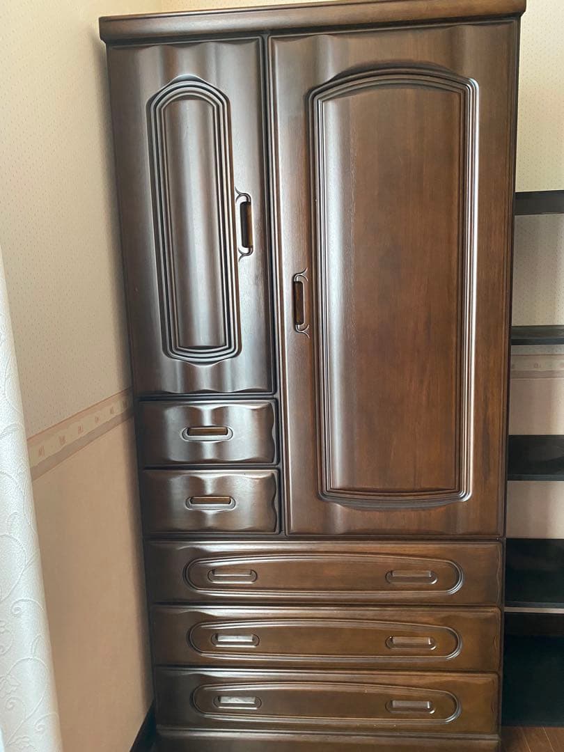 ダークブラウンの衣類収納タンス