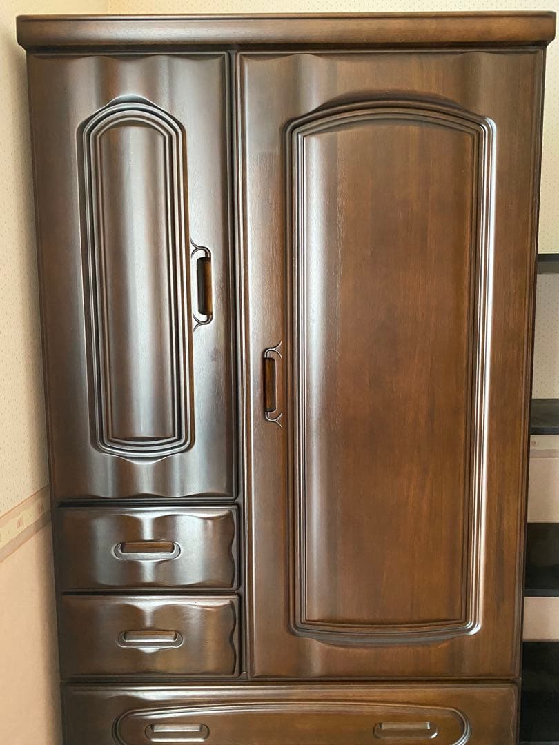 ダークブラウンの衣類収納タンス