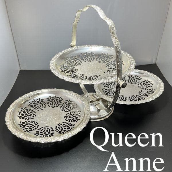英国 エンボスと透かしのケーキスタンド シルバープレート Queen Anne