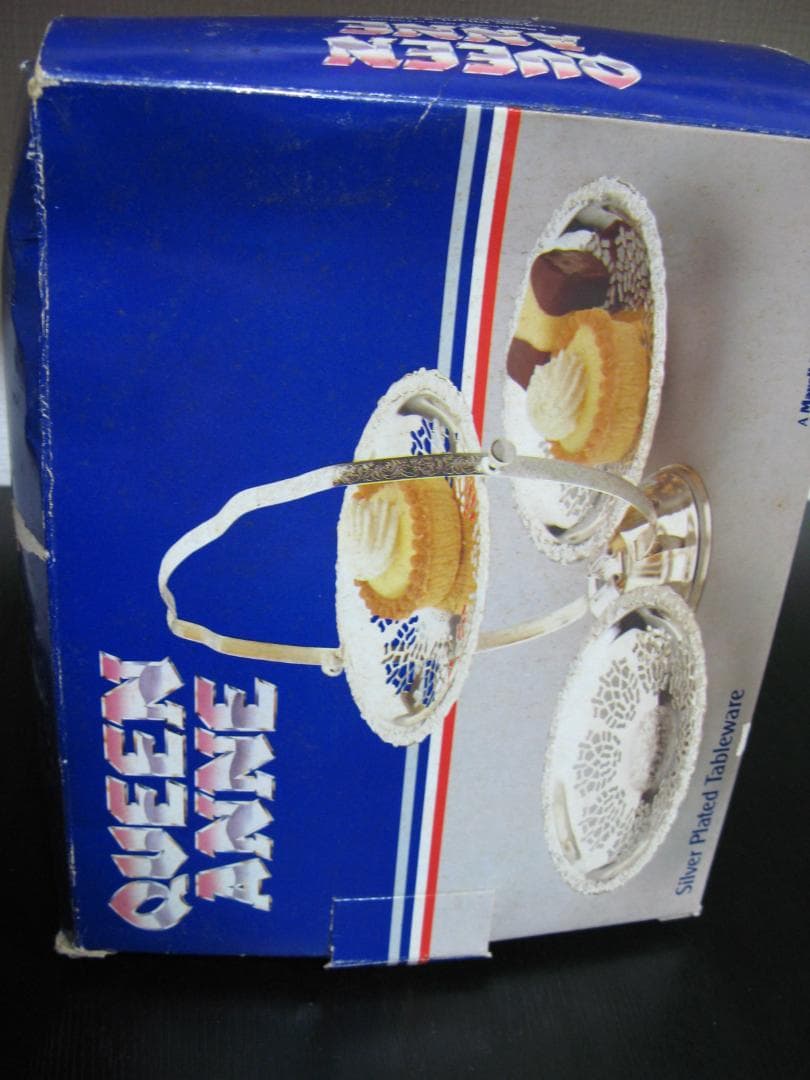 英国 エンボスと透かしのケーキスタンド シルバープレート Queen Anne