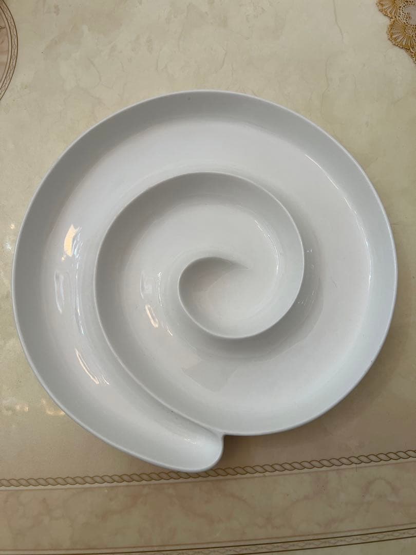 渦巻き陶器皿　白　26センチ