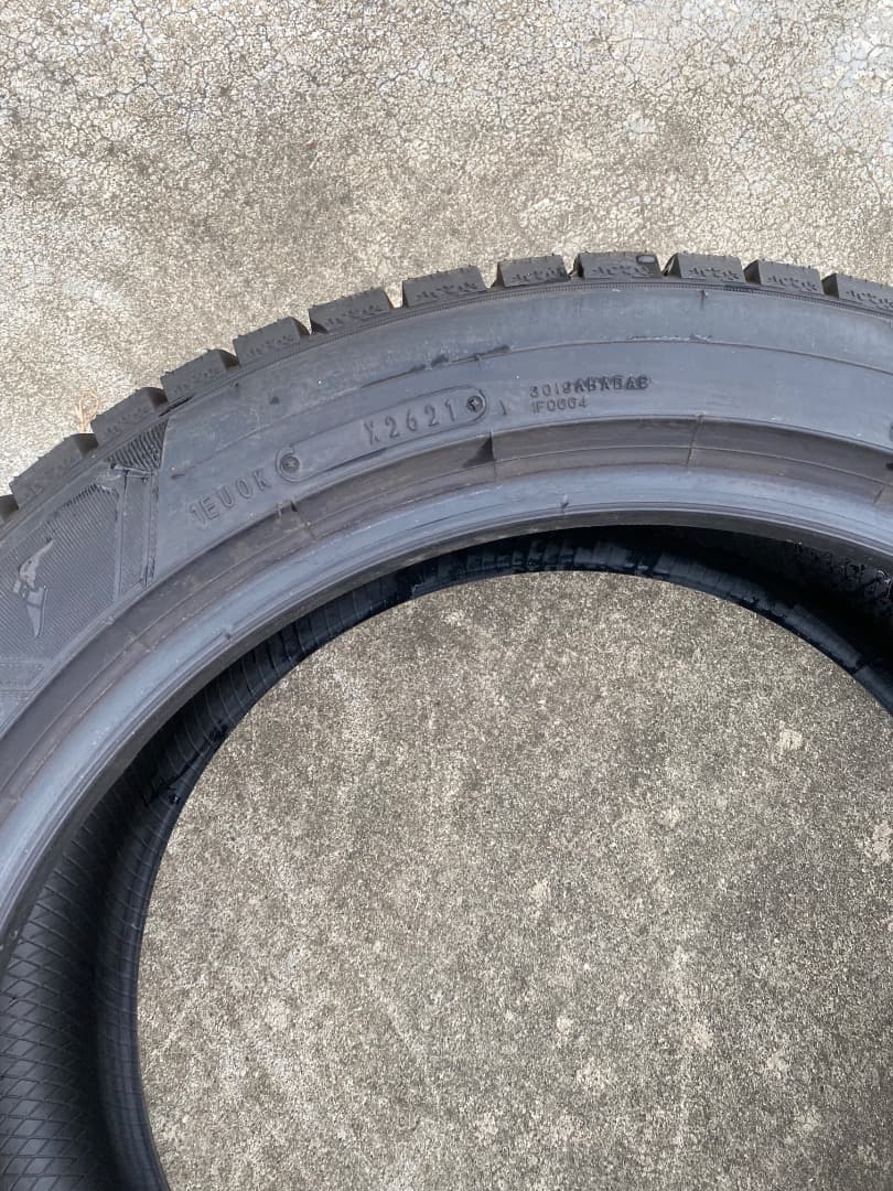 スタッドレスタイヤ 17インチ 4本セット215/45R17 NAVI8