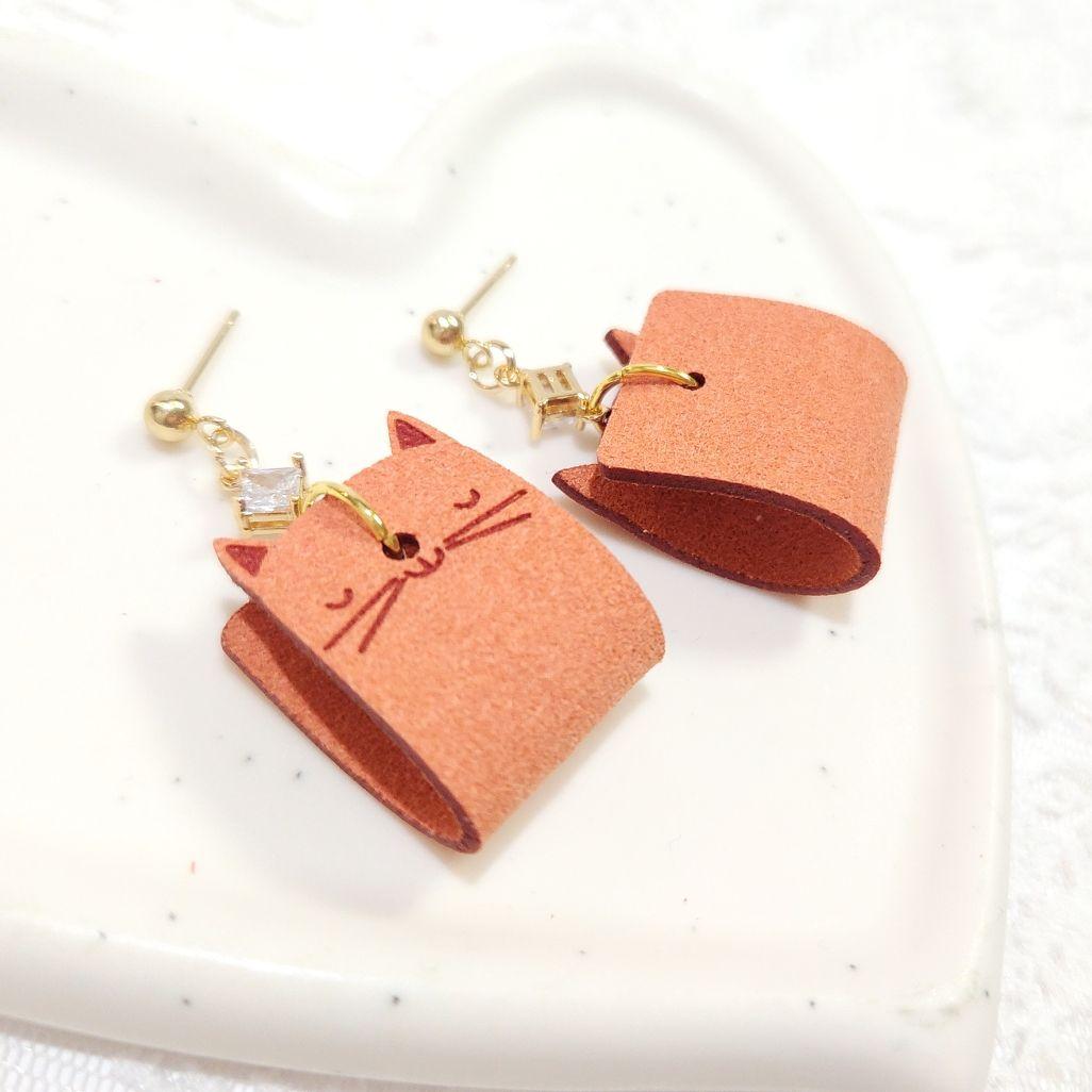 軽量 合成レザー 猫ちゃんとクリスタルガラスラインストーン ピアス