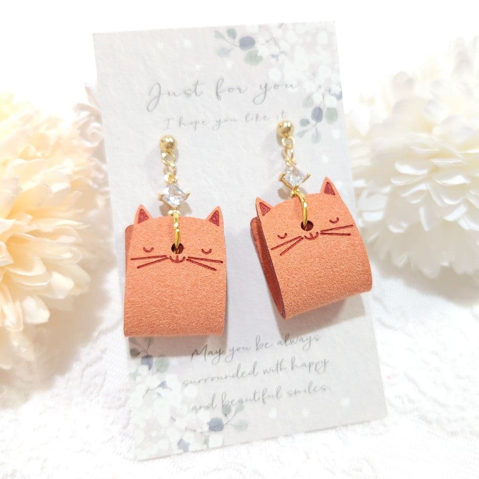 軽量 合成レザー 猫ちゃんとクリスタルガラスラインストーン ピアス