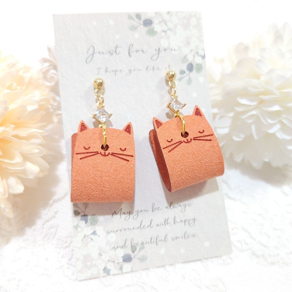 軽量 合成レザー 猫ちゃんとクリスタルガラスラインストーン ピアス