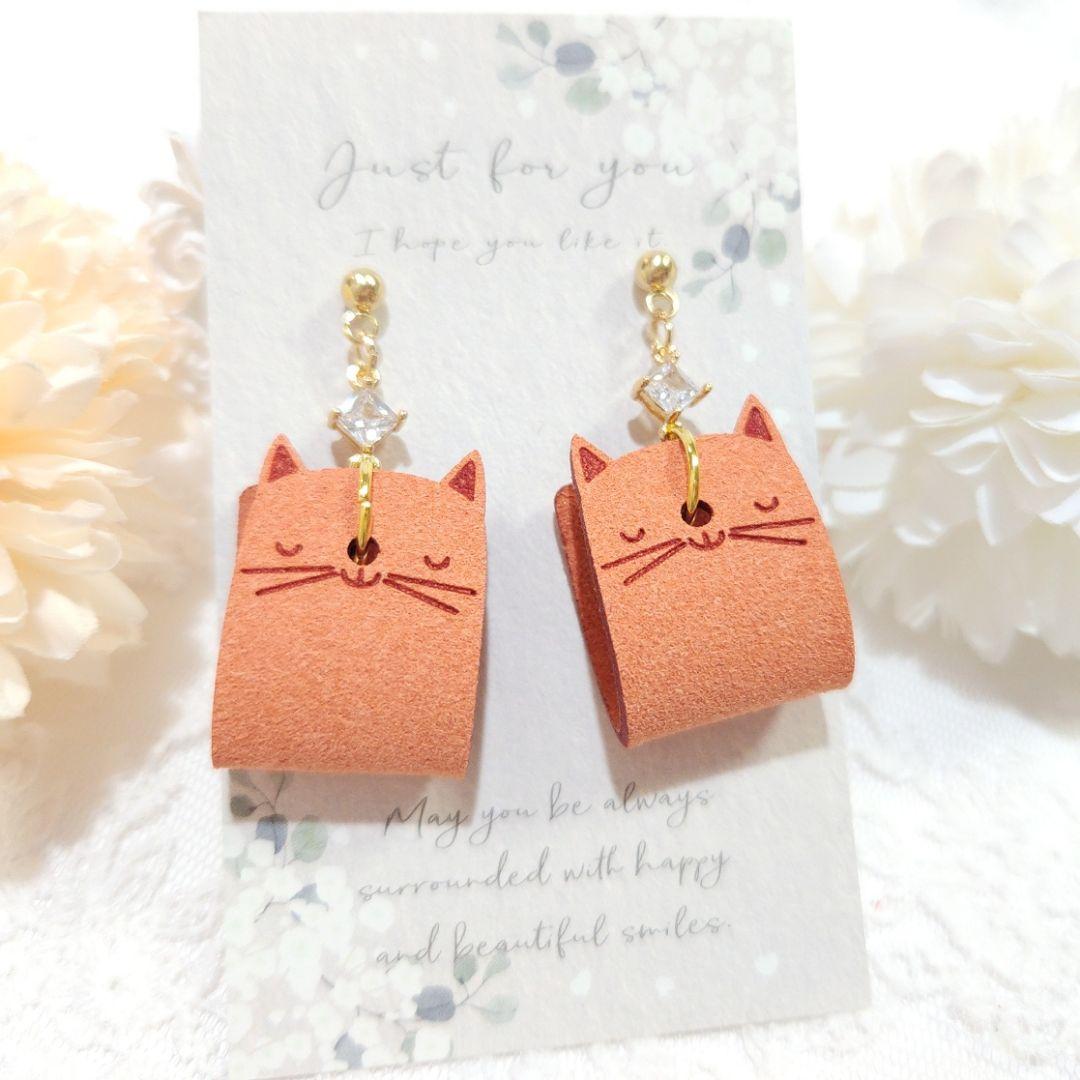 軽量 合成レザー 猫ちゃんとクリスタルガラスラインストーン ピアス