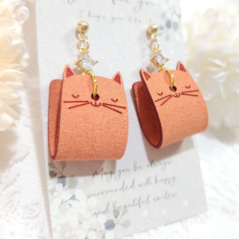 軽量 合成レザー 猫ちゃんとクリスタルガラスラインストーン ピアス