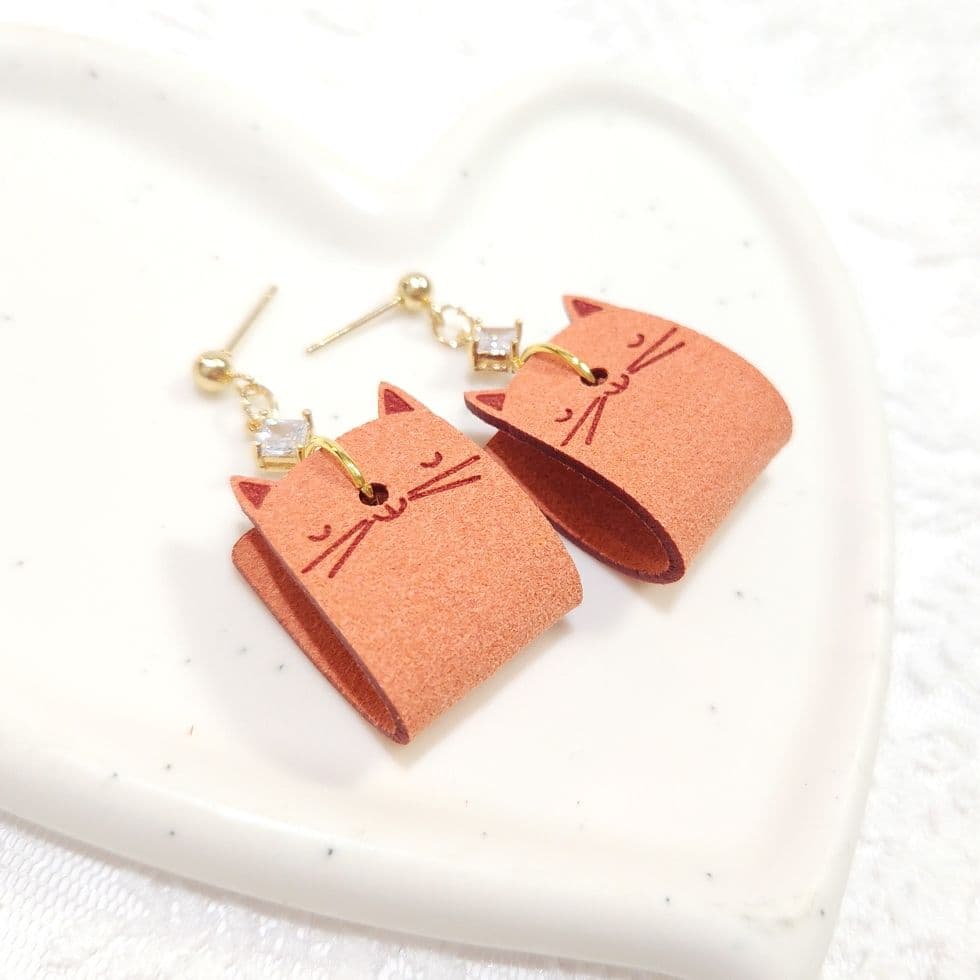 軽量 合成レザー 猫ちゃんとクリスタルガラスラインストーン ピアス