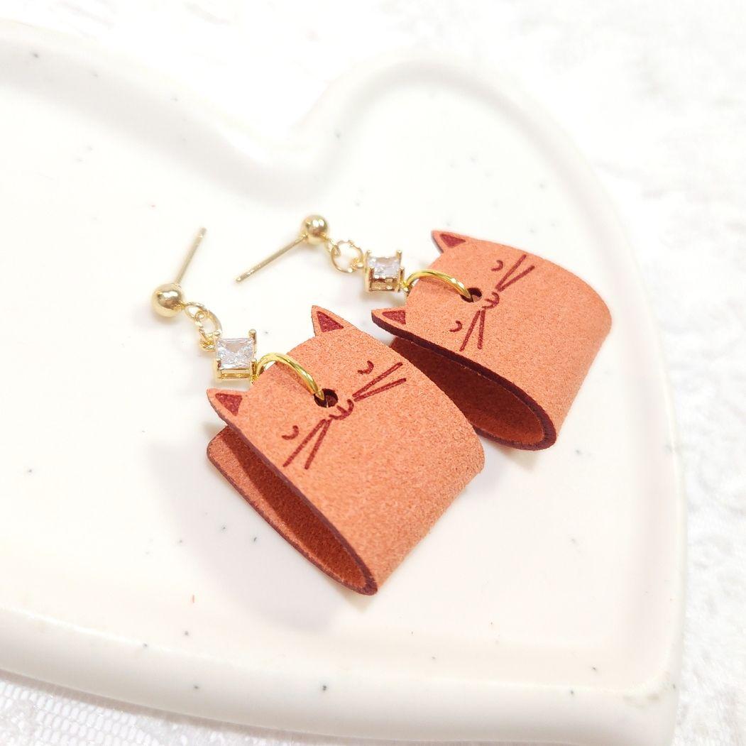 軽量 合成レザー 猫ちゃんとクリスタルガラスラインストーン ピアス