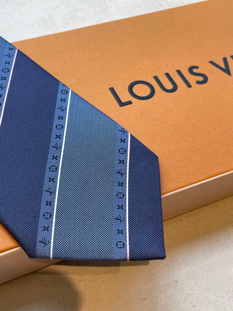 【新品未使用】LOUIS VUITTON ネクタイ ネイビー ストライプ　シルク