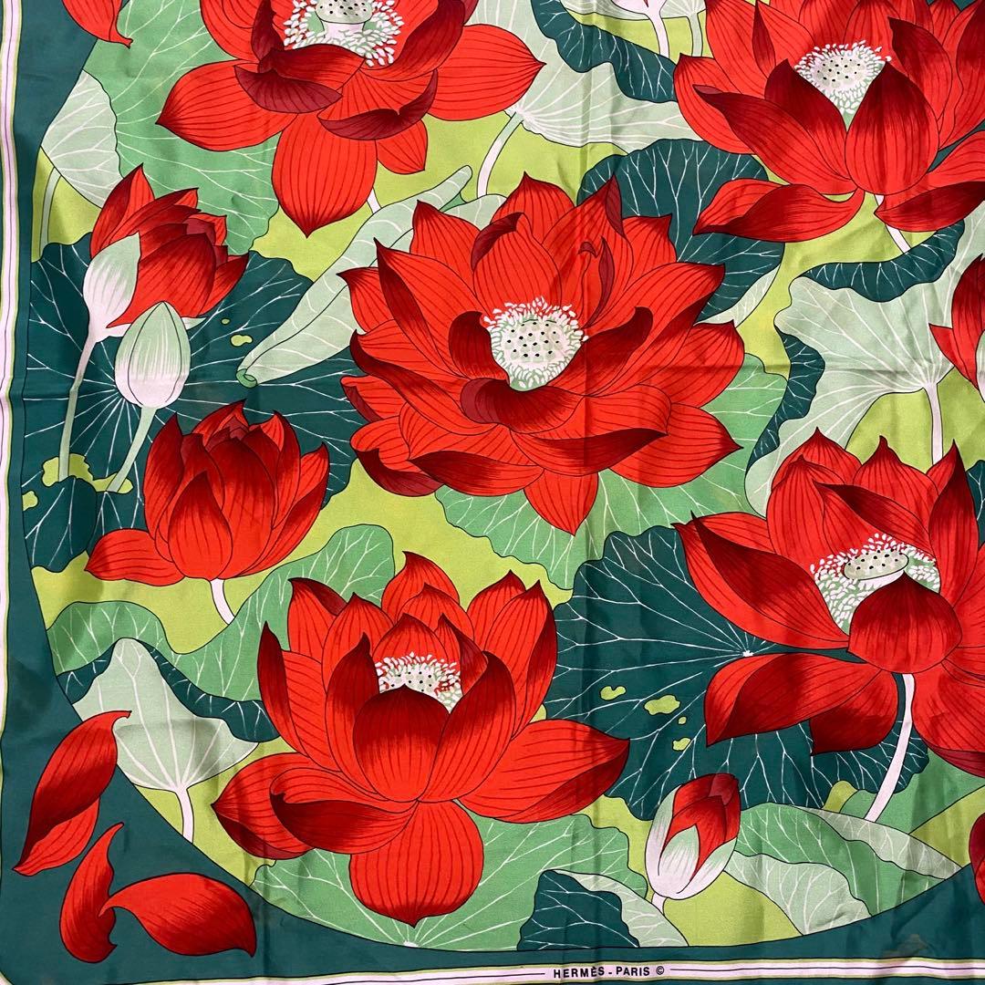 エルメスの「FLEURS DE LOTUS（蓮の花）」カレ90 シルクスカーフ