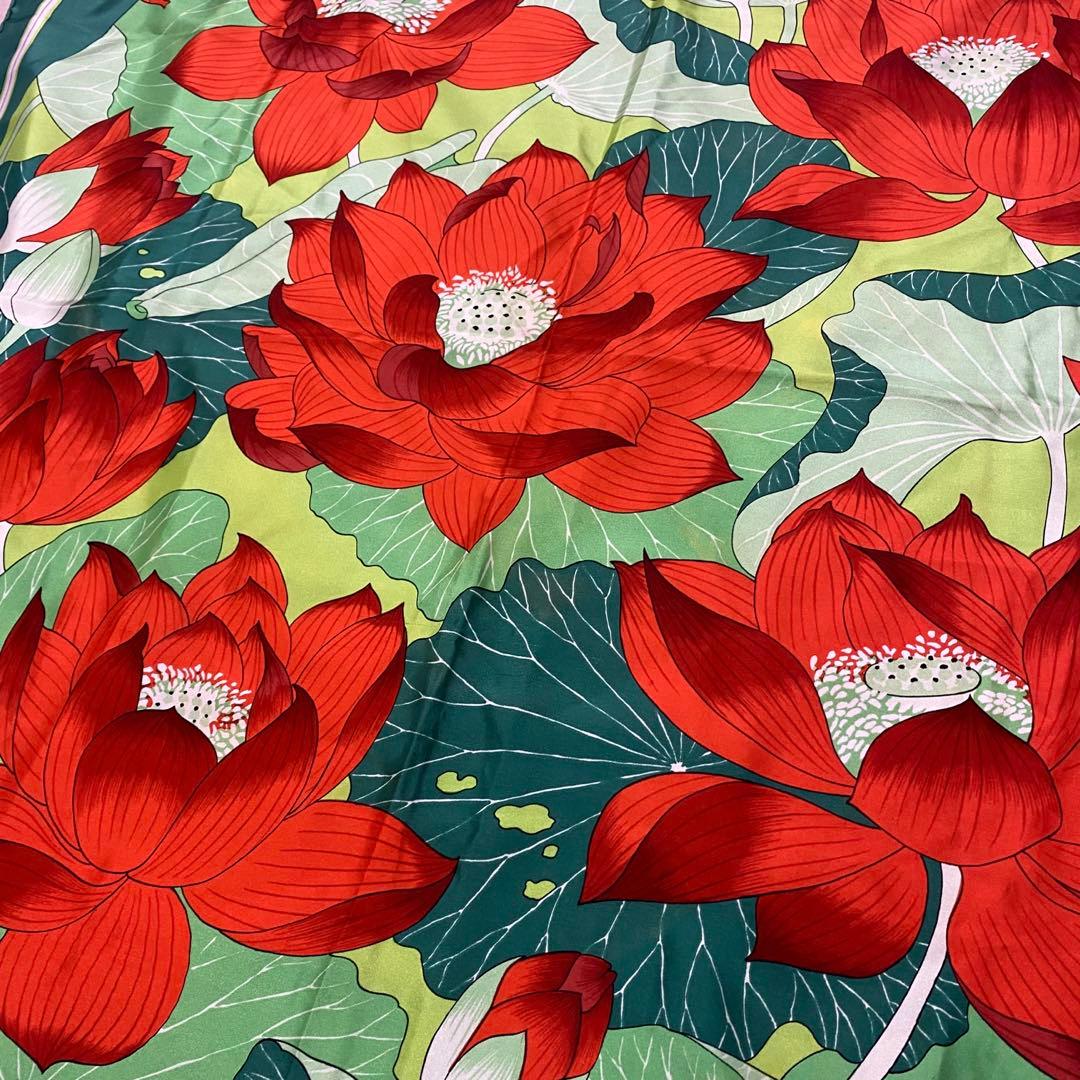 エルメスの「FLEURS DE LOTUS（蓮の花）」カレ90 シルクスカーフ