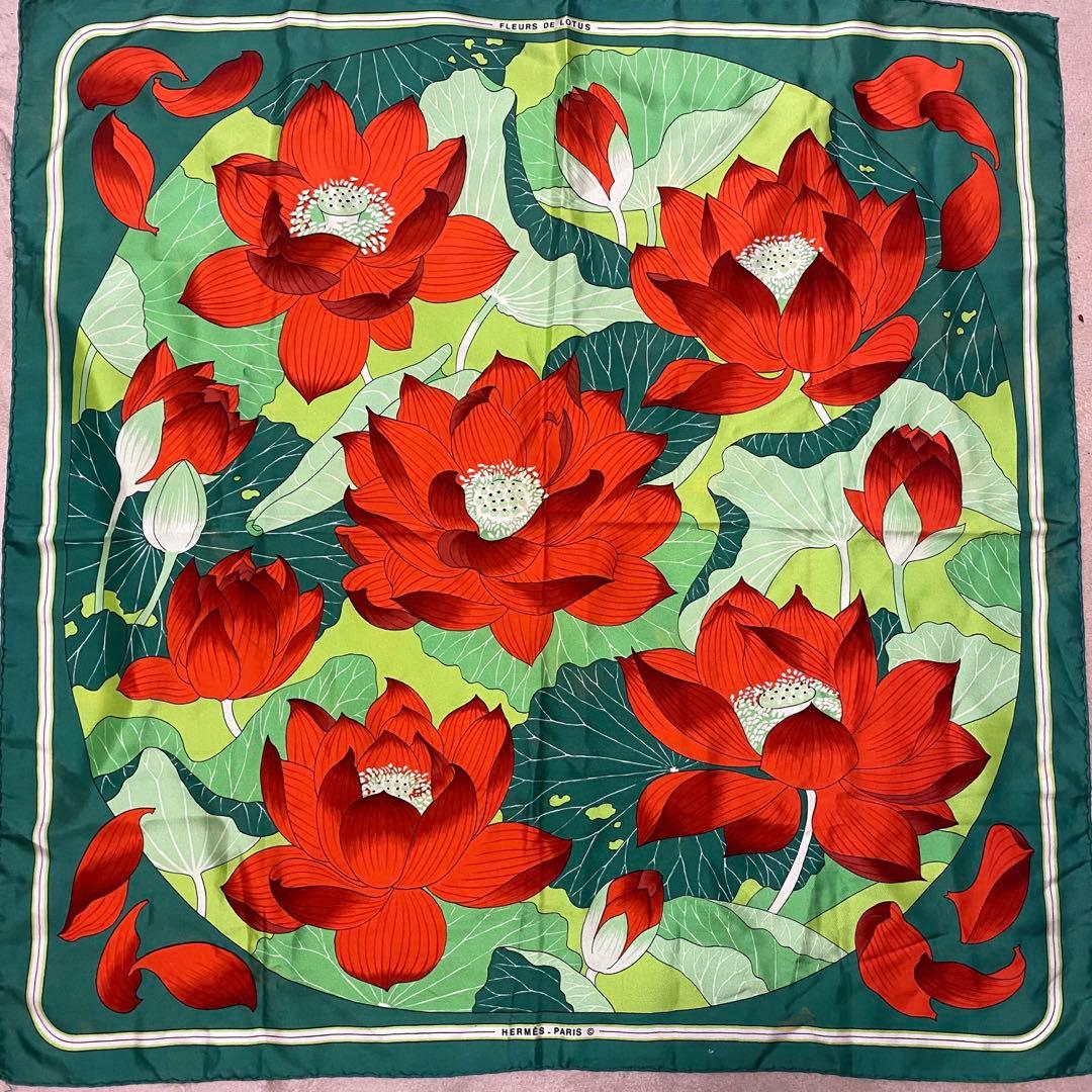 エルメスの「FLEURS DE LOTUS（蓮の花）」カレ90 シルクスカーフ