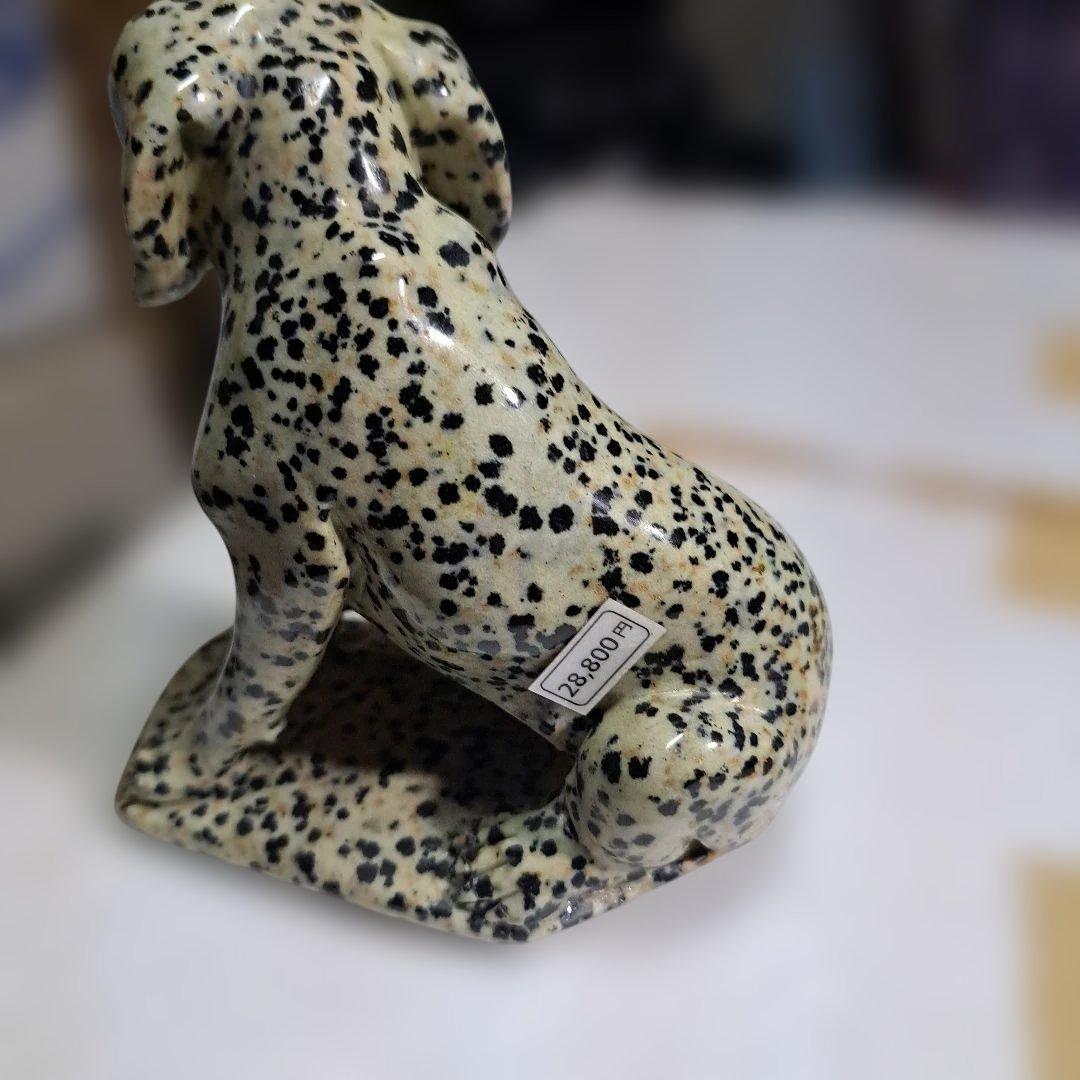 犬の石製置物 クリーム色と黒の斑点 約10cm