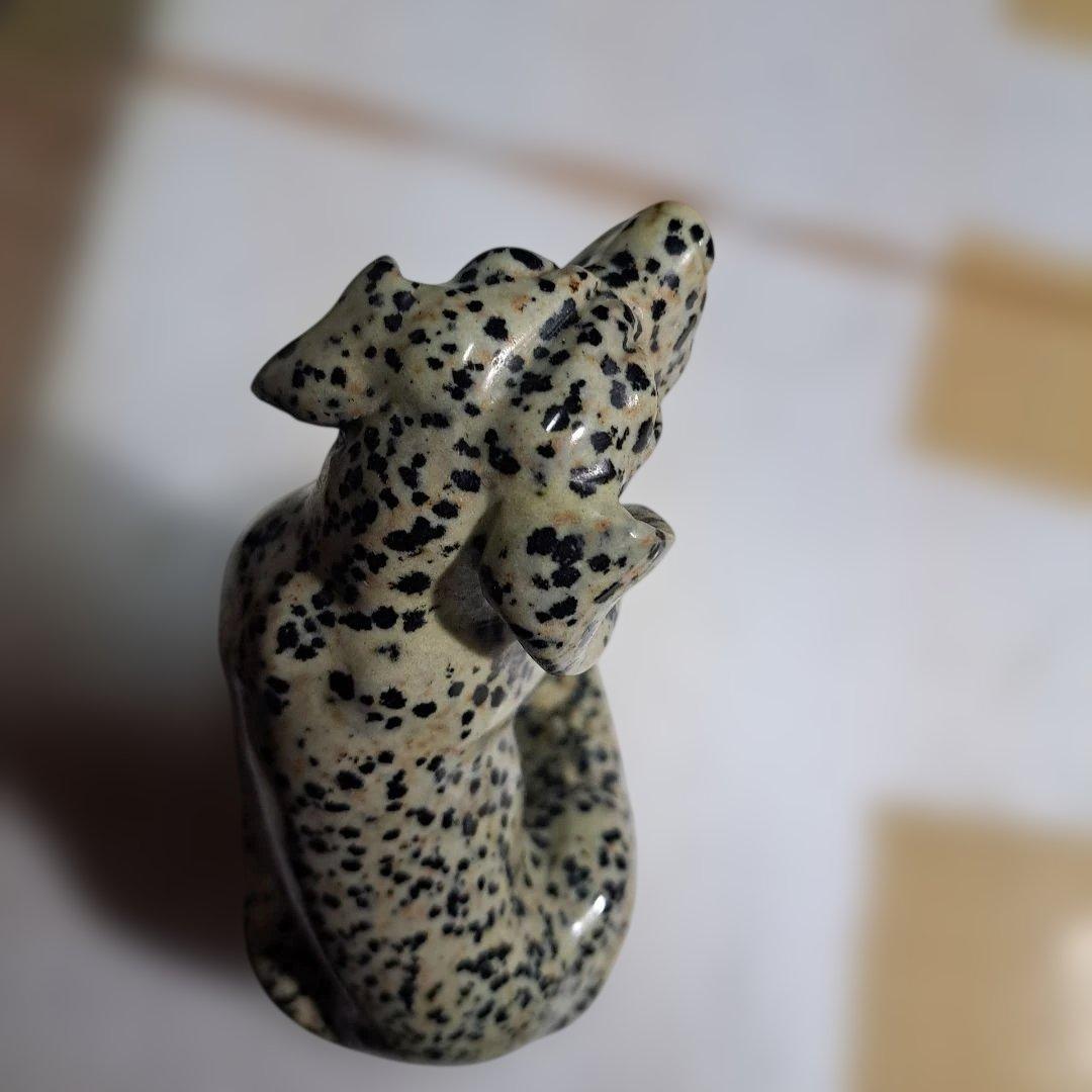 犬の石製置物 クリーム色と黒の斑点 約10cm