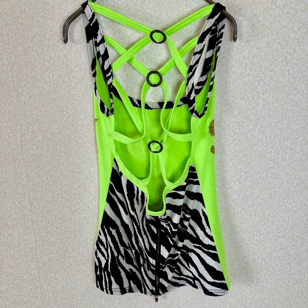 【d.i.a. 】ゼブラ柄背中ガンあきネオングリーンラメロゴタンクトップ