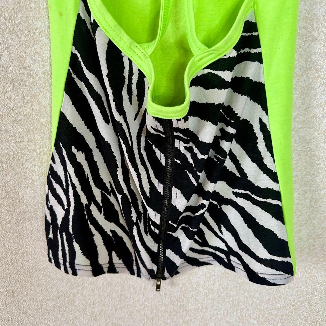 【d.i.a. 】ゼブラ柄背中ガンあきネオングリーンラメロゴタンクトップ