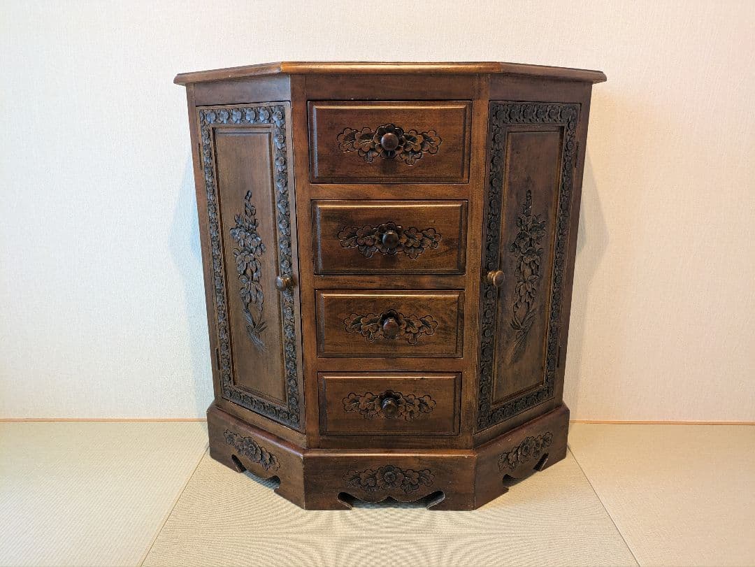アンティーク　彫刻入り家具　キャビネット 5角形リビング収納 整理箪笥