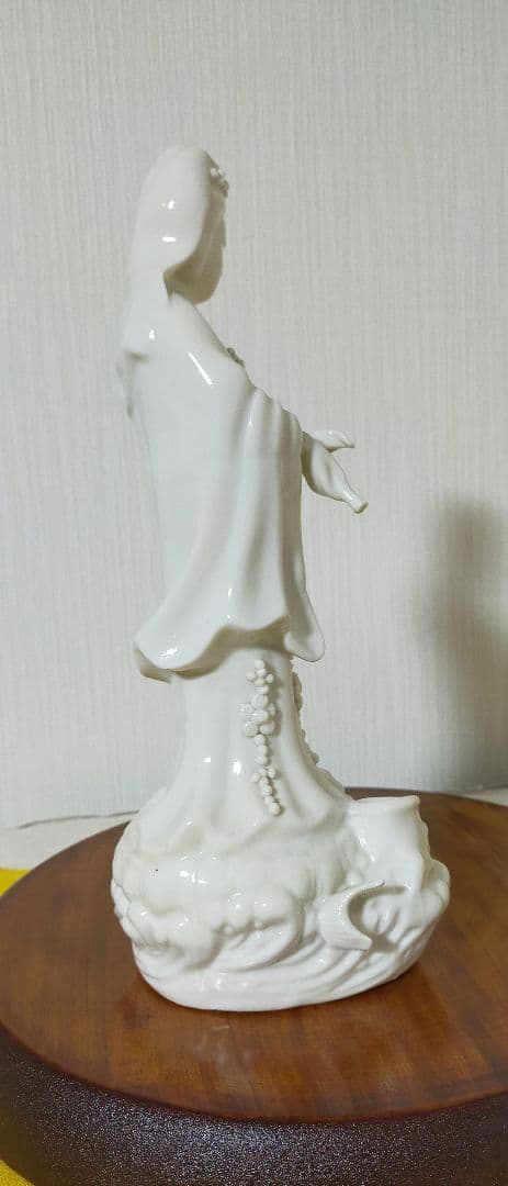 ✨特価セール中!中国美術品蛍白磁器花飾り 美顔 滴水観音様の立像　縁起置物