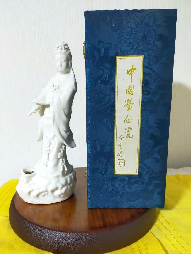 ✨特価セール中!中国美術品蛍白磁器花飾り 美顔 滴水観音様の立像　縁起置物