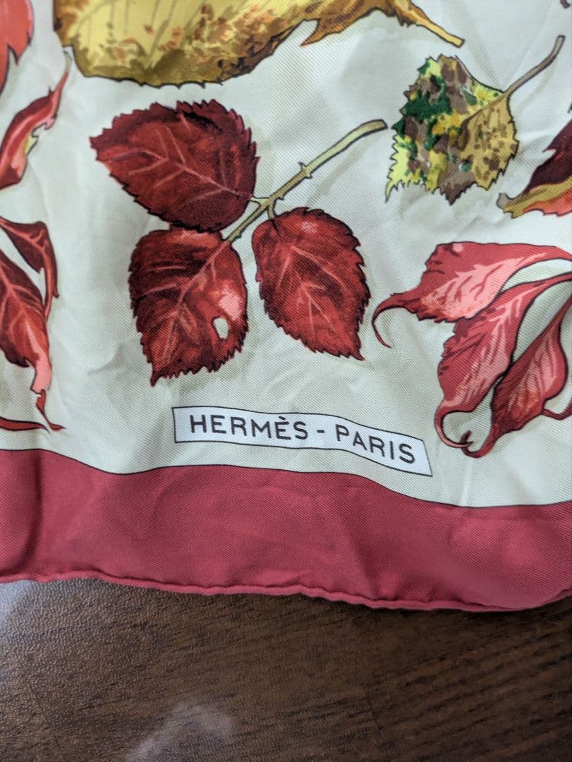 HERMÈS 葉っぱデザイン スカーフ