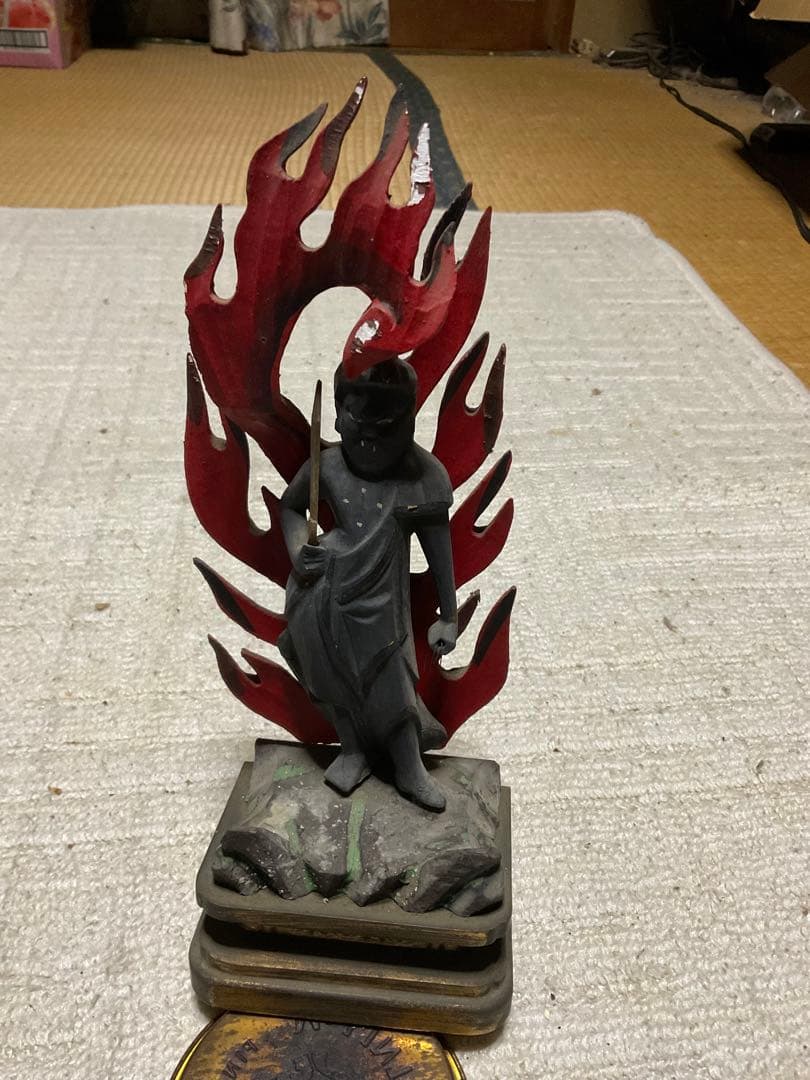 年代不明？／不動明王立像・木製。高さ／17センチ。【分離出来ます。年代物】。