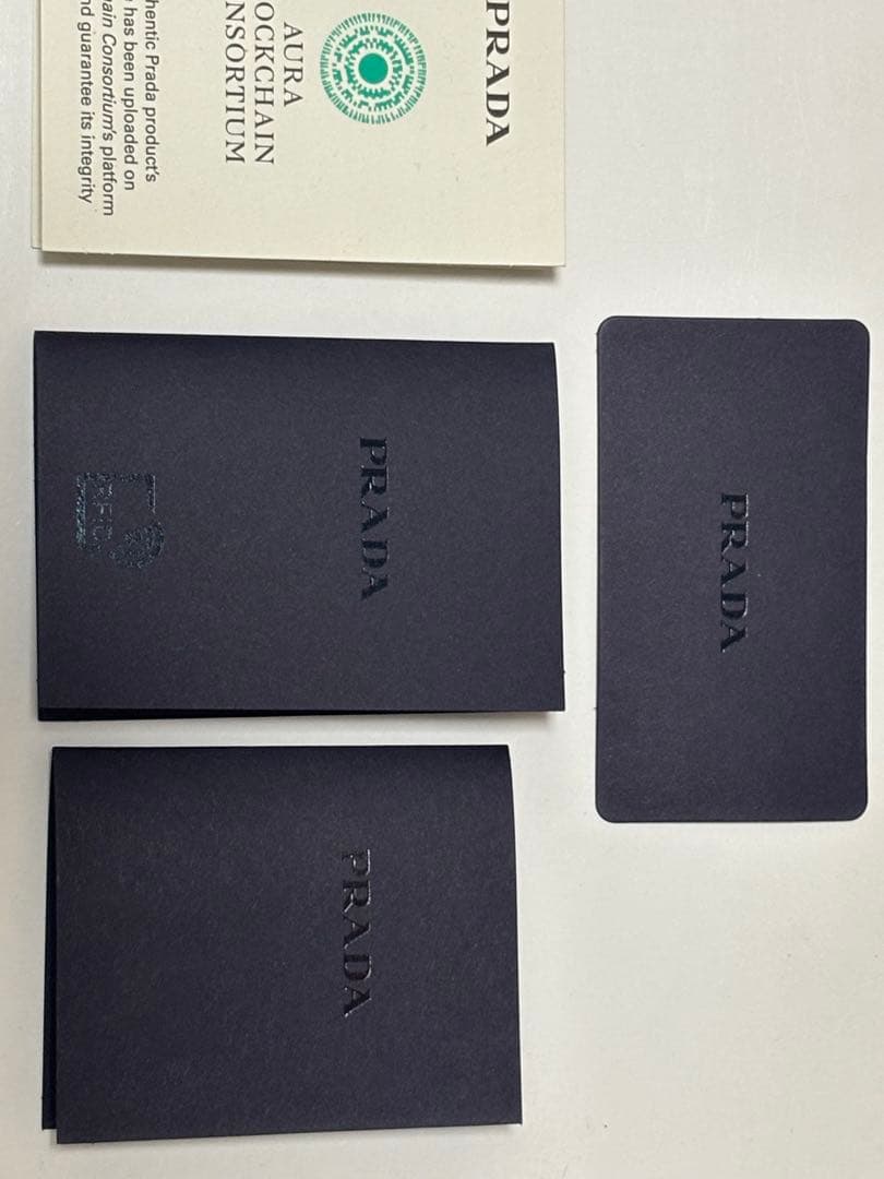✨極美品✨PRADA プラダ 二つ折り財布 三角プレート ブラック