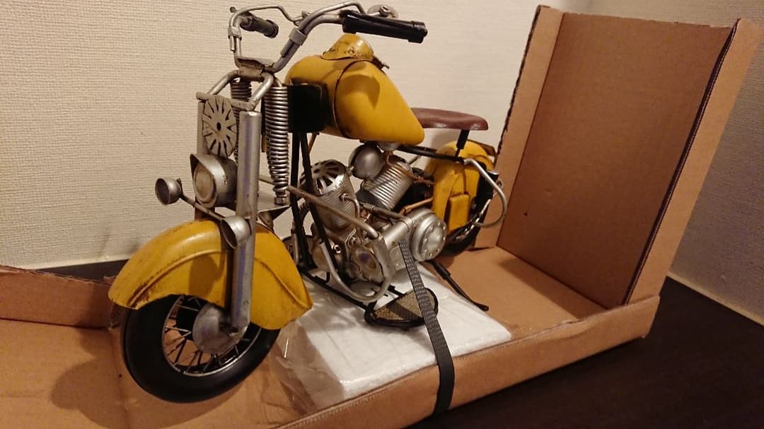 大迫力のぶりきのおもちゃ黄色のバイクです