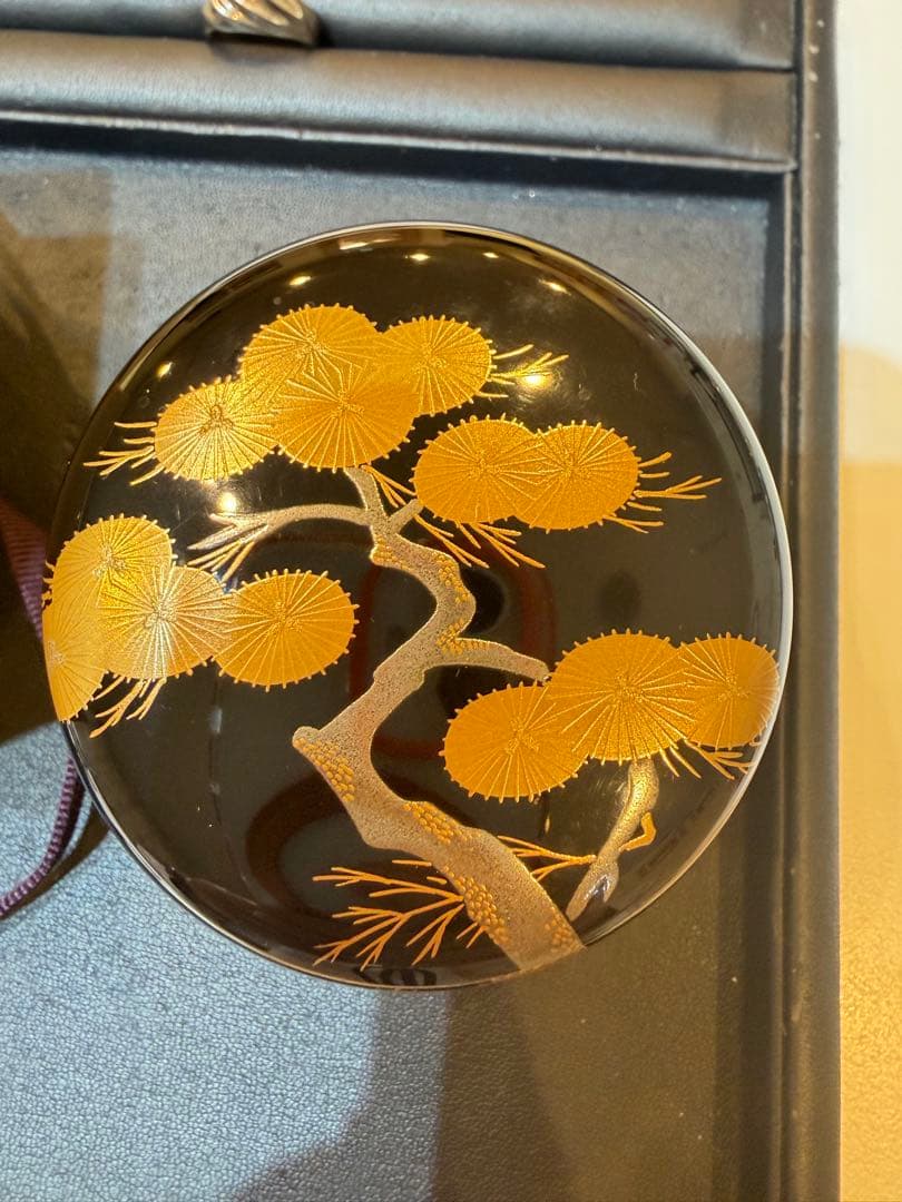 川瀬表完　茶道具用棗 黒地金色松模様