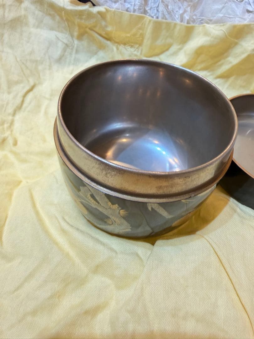 川瀬表完　茶道具用棗 黒地金色松模様