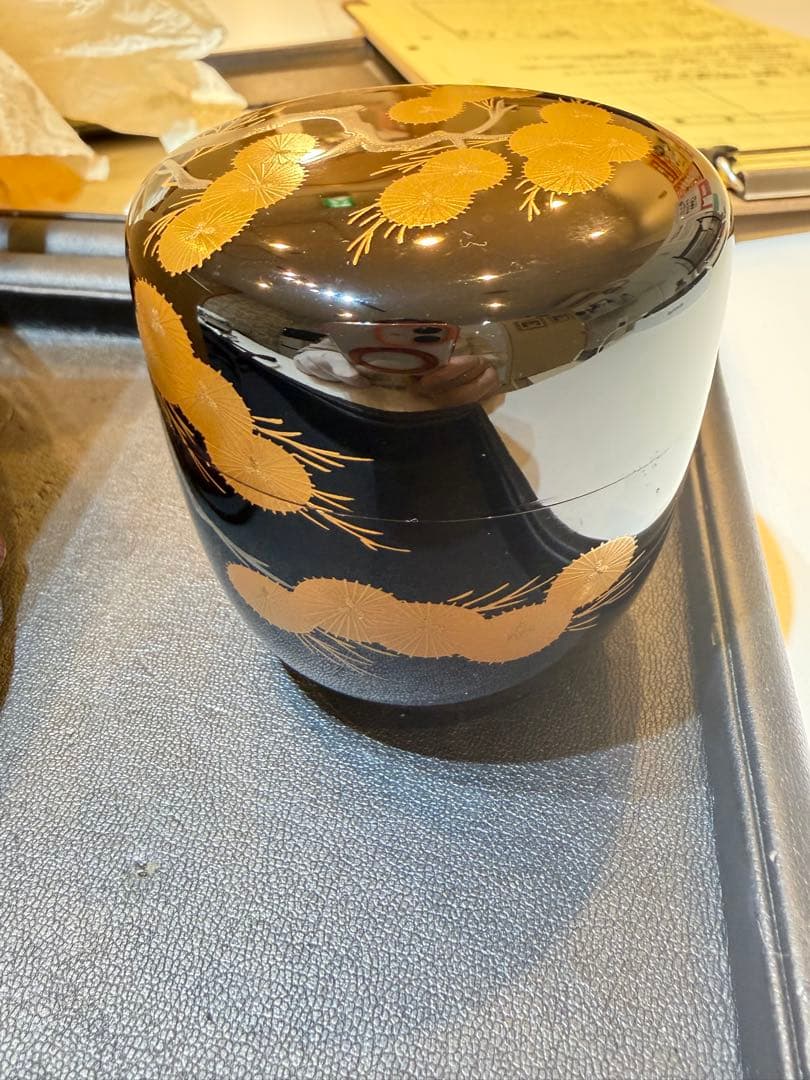 川瀬表完　茶道具用棗 黒地金色松模様