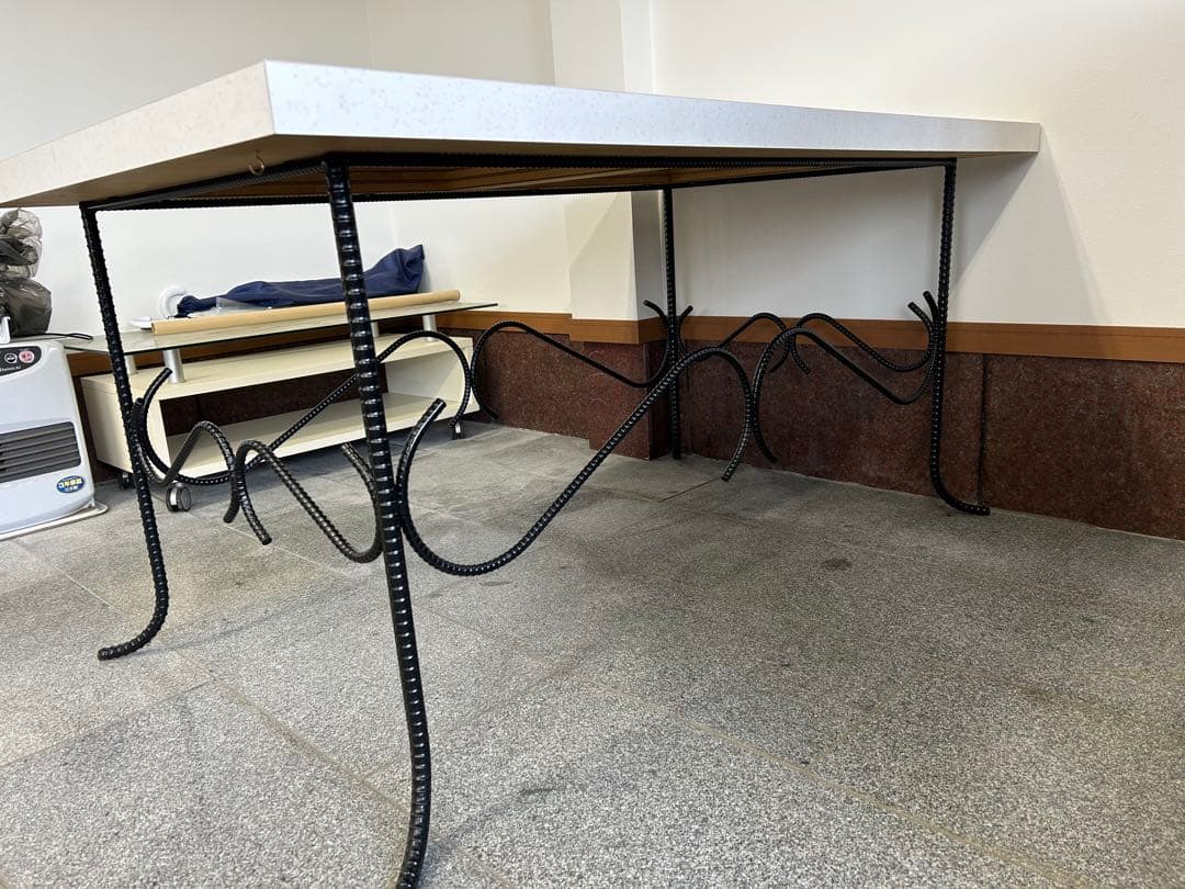 ダイニングテーブル 白い天板 黒い脚