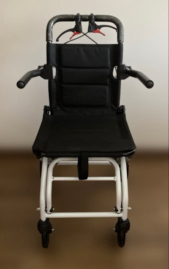 折りたたみ式黒い介助用車椅子