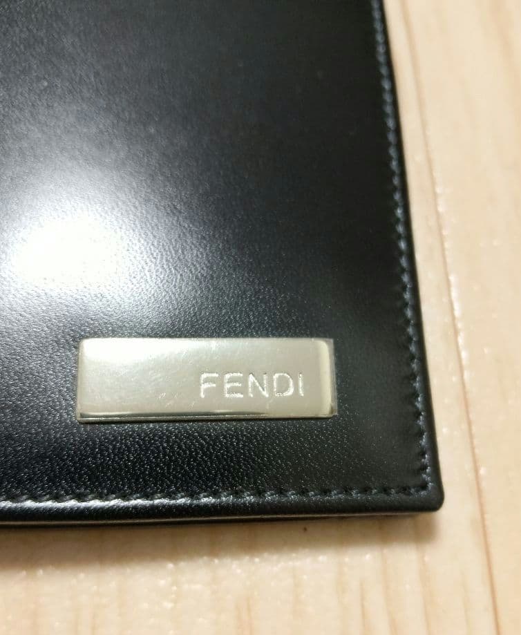 値下げ中！新品未使用 FENDI ブラック 二つ折り財布