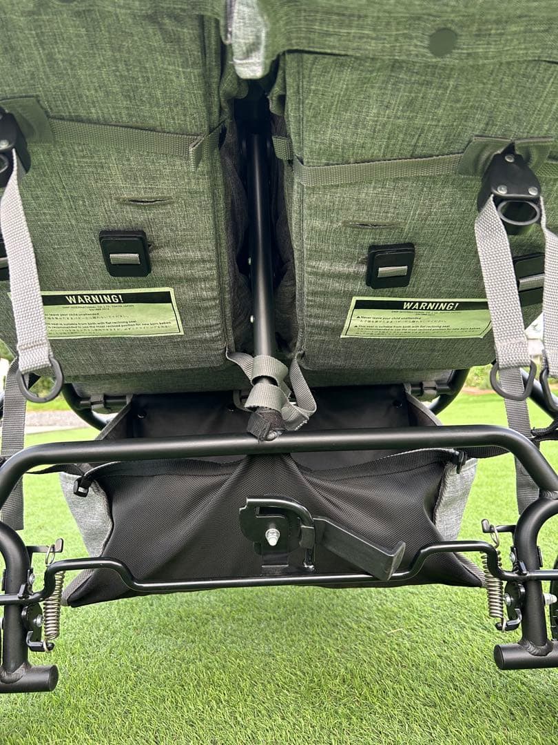 エアバギーココダブルフロムバース2人乗りベビーカー　双子　アースグレイ