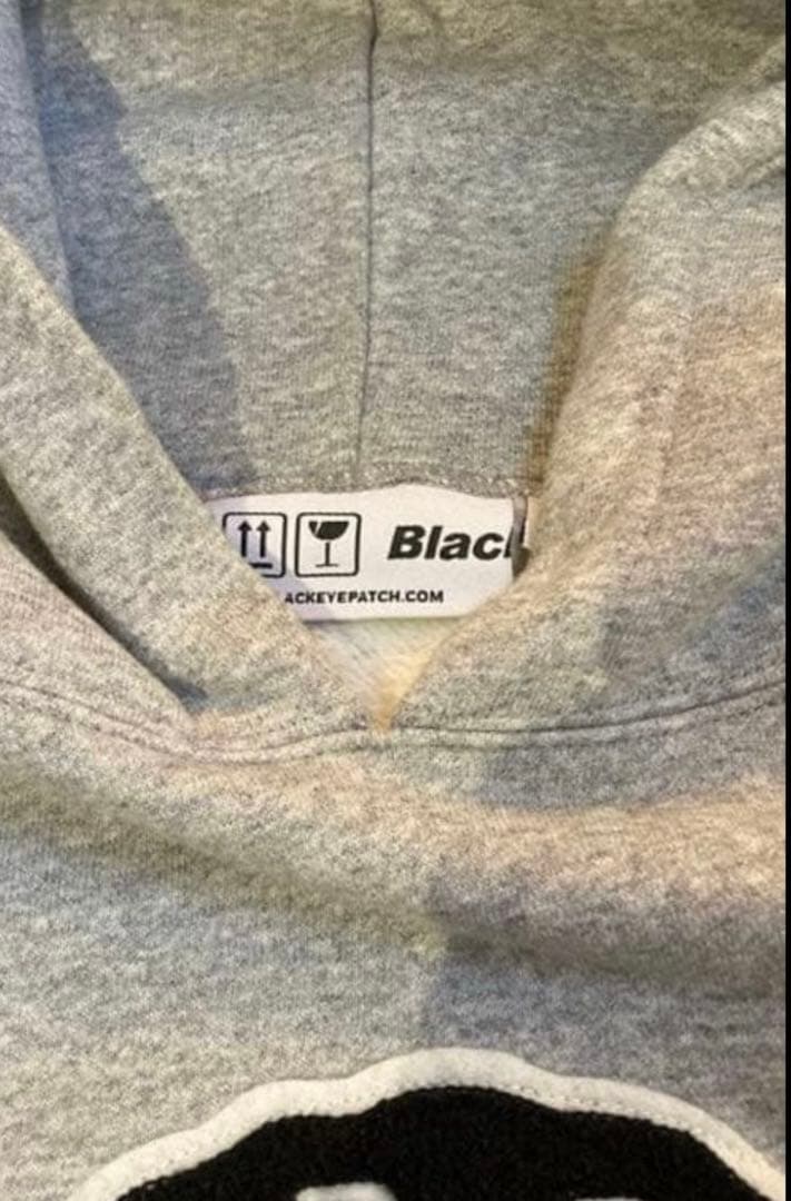 Blackeyepatch Lサイズ　家紋ロゴが特徴のグレーのフード付きパーカー