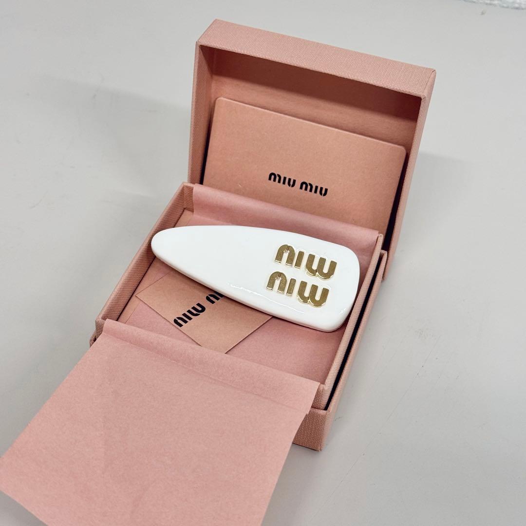 美品　miumiu パテントレザーヘアクリップ　ヘアピン　ホワイト