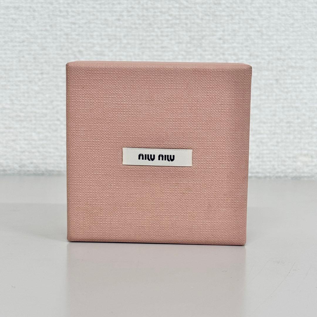 美品　miumiu パテントレザーヘアクリップ　ヘアピン　ホワイト