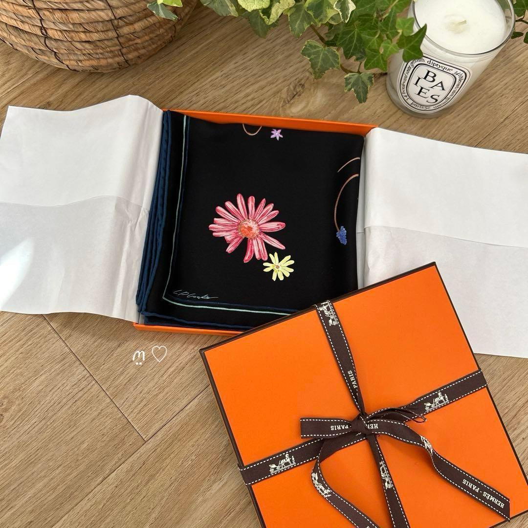 新品同様HERMESエルメス　カレ70　アイライクフラワーズ　シルクスカーフ　花