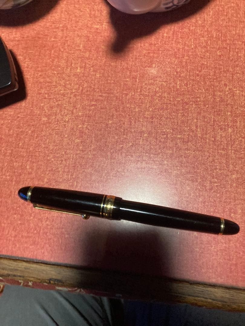 黒い万年筆 ゴールド装飾