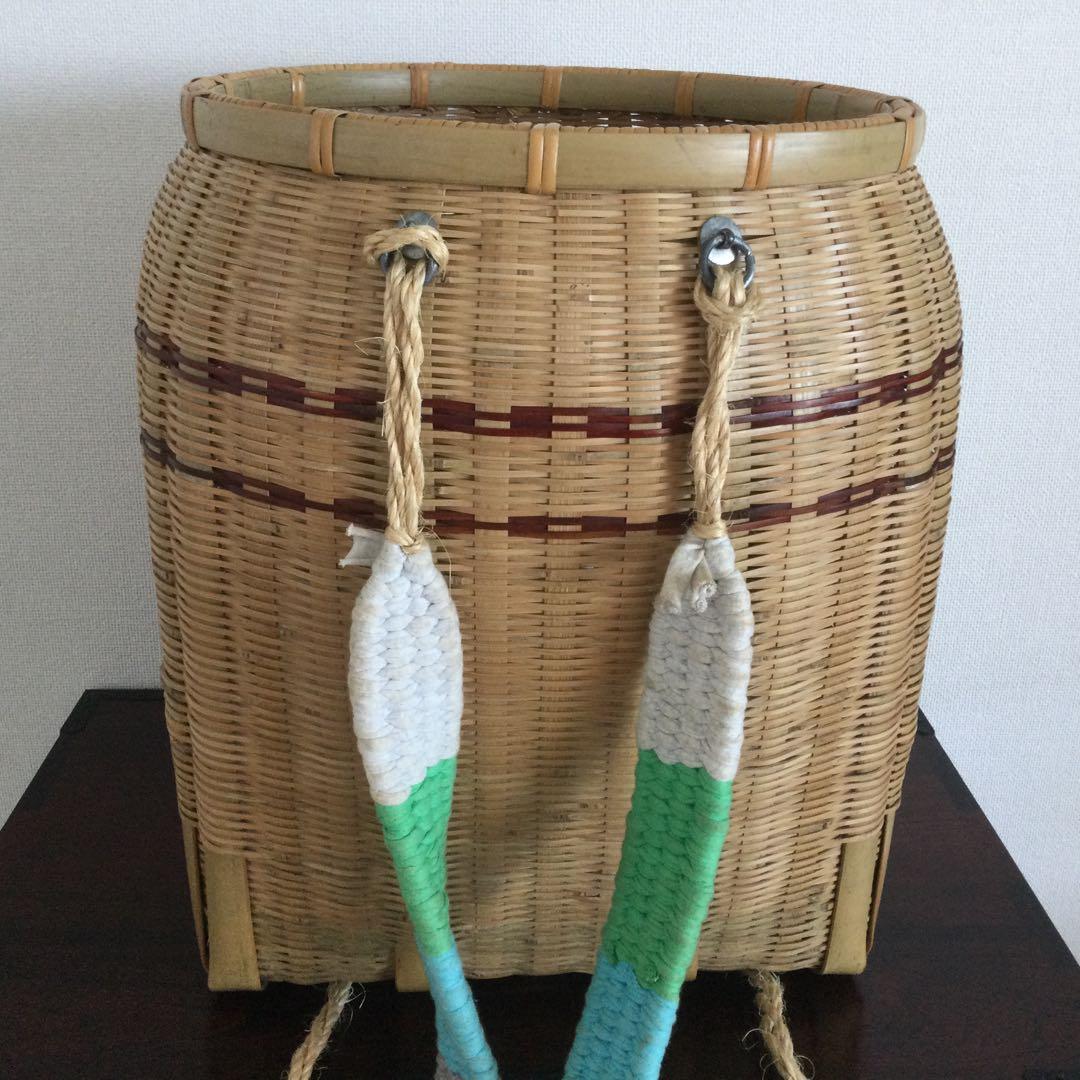 竹製の背負子です。　新品ではありませんが蔵に収納していた物で未使用品です。