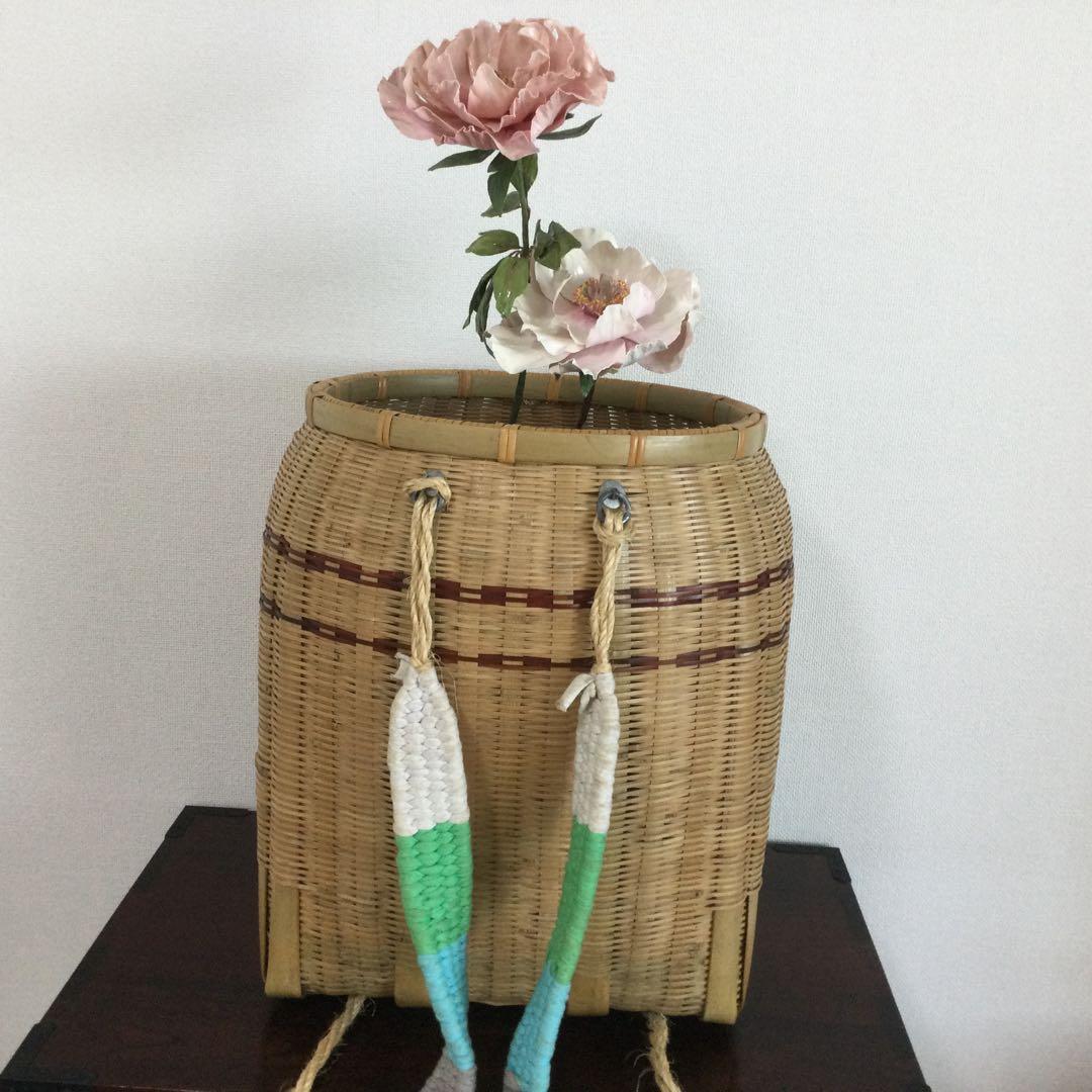 竹製の背負子です。　新品ではありませんが蔵に収納していた物で未使用品です。