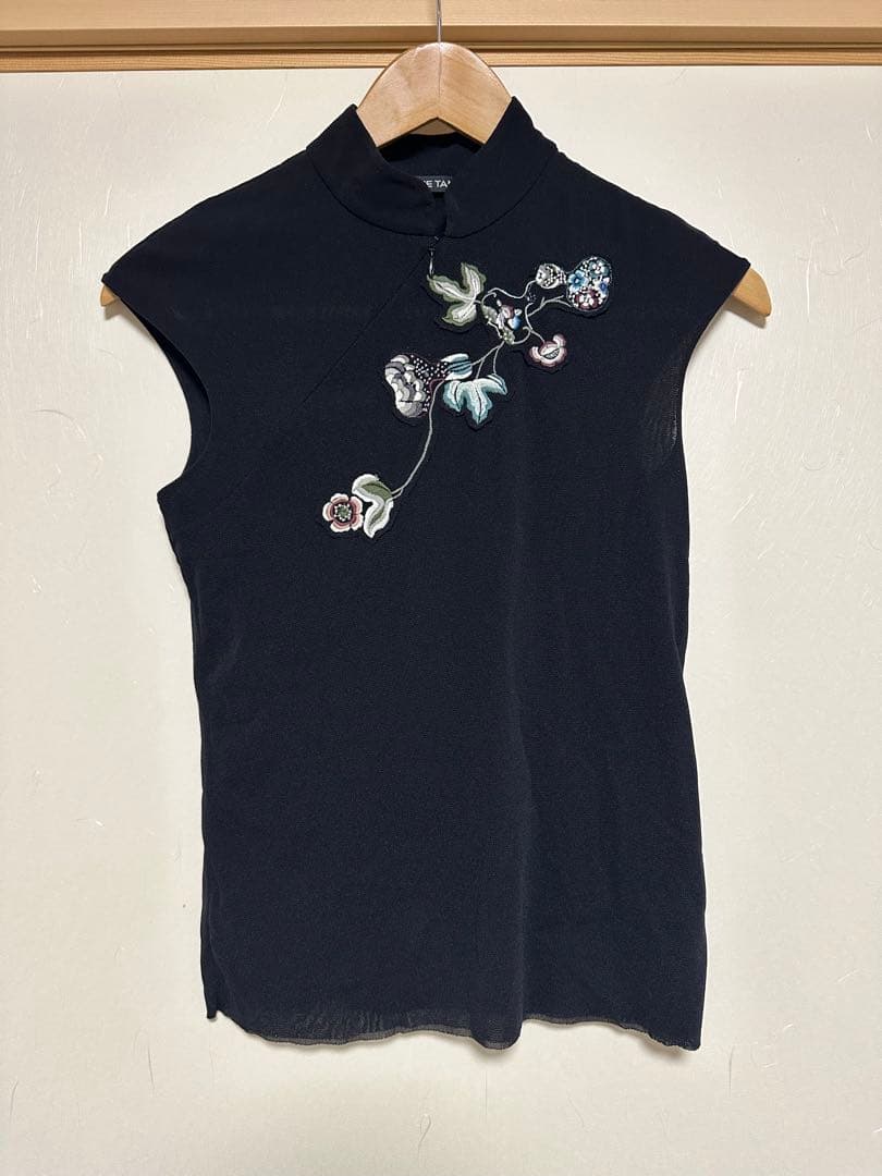 黒の刺繍ハイネックトップスとミニスカートセット