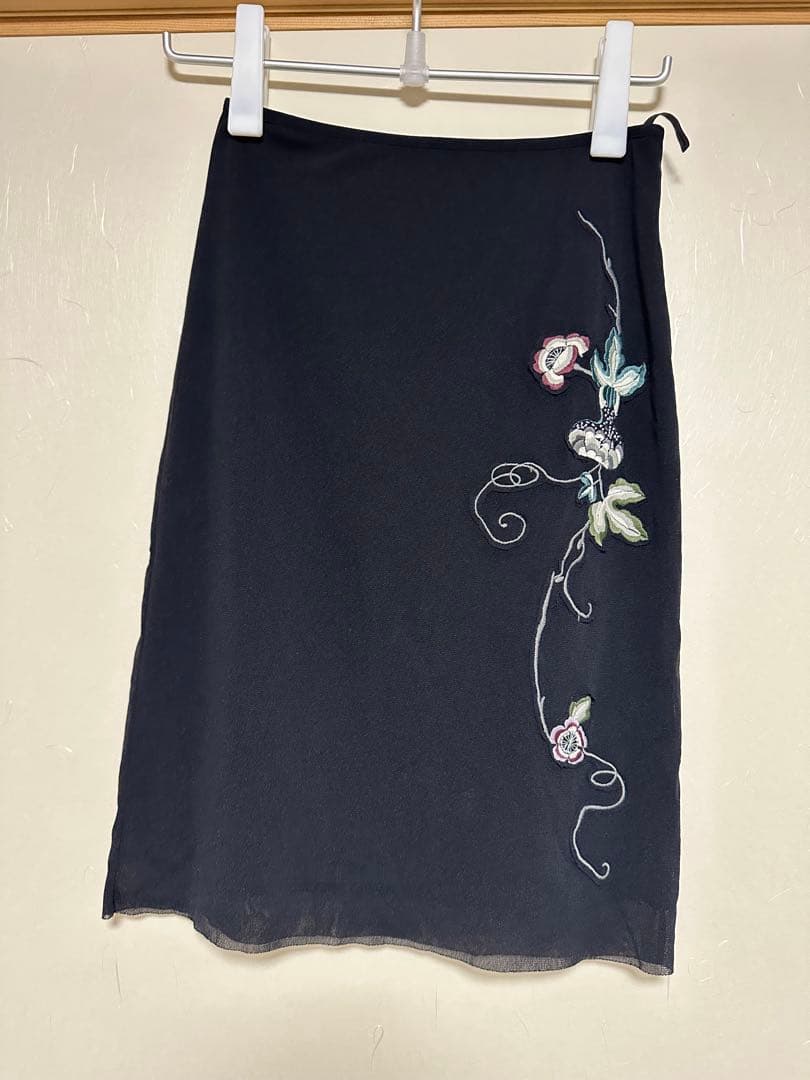 黒の刺繍ハイネックトップスとミニスカートセット