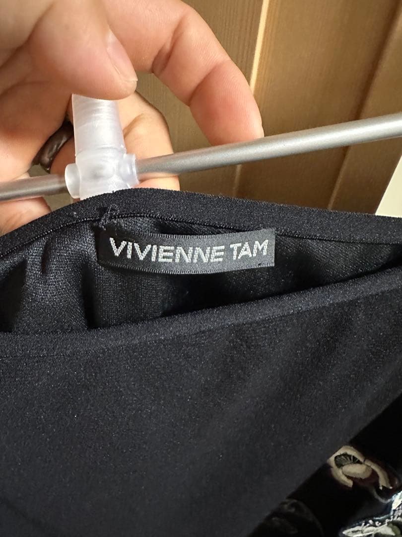 黒の刺繍ハイネックトップスとミニスカートセット